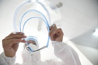 Bác sĩ Bệnh viện Chợ Rẫy chuẩn bị trang phục bảo hộ trước khi vào khu vực điều trị cách ly bệnh nhân viêm phổi do virus corona. 