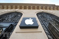 Biểu tượng Apple tại một cửa hàng ở Paris của Pháp. (Ảnh: AFP/TTXVN).