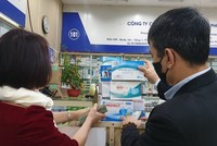 Người dân mua khẩu trang y tế tại quầy thuốc. 