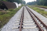 Khối vật tư của Dự án tuyến đường sắt Yên Viên - Phả Lại - Hạ Long - Cái Lân để phơi mưa nắng từ cả chục năm nay.