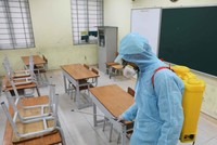 Phun thuốc khử trùng lần 2 tại trường THCS Mai Động (Hà Nội) để phòng chống dịch bệnh viêm đường hô hấp cấp do chủng mới của virus corona. (Ảnh: Thanh Tùng/TTXVN).