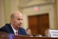 Đại sứ Mỹ tại Liên minh châu Âu (EU) Gordon Sondland trong phiên điều trần về cuộc điều tra luận tội Tổng thống Donald Trump tại Ủy ban Tình báo Hạ viện ở Washington DC., ngày 20/11/2019. (Ảnh: THX/TTXVN).