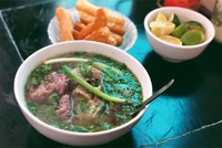 Những quán phở, bún vỉa hè giá cao vẫn hút khách ở Hà Nội