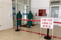 Đội ngũ cán bộ, nhân viên tham gia phục vụ luôn túc trực tại khu vực cách ly. (Ảnh: An Đăng/TTXVN).