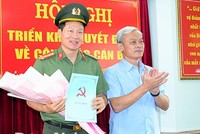 Bí thư Tỉnh ủy Đồng Nai Nguyễn Phú Cường trao quyết định và chúc mừng Đại tá Vũ Hồng Văn.
