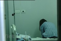 Một nữ bệnh nhân mắc 2019-nCoV đang điều trị tại Bệnh viện Bệnh nhiệt đới Trung ương. (Ảnh: PV/Vietnam+).