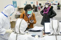 Nhân viên y tế tiếp nhận bệnh nhân tại một bệnh viện ở Vũ Hán, Trung Quốc. (Ảnh: THX/TTXVN).