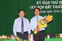 Bí thư Tỉnh ủy Vĩnh Long Trần Văn Rón chúc mừng ông Lữ Quang Ngời (ôm hoa).