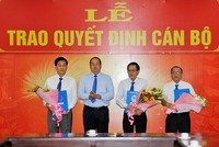 Chủ tịch UBND tỉnh An Giang Nguyễn Thanh Bình trao quyết định bổ nhiệm và bổ nhiệm lại cho 3 cán bộ cấp sở.