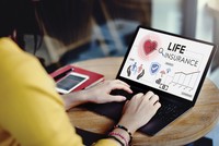 Hiện nay, khách hàng có thể thực hiện các giao dịch bảo hiểm tại nhà.