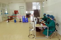 Các bác sỹ túc trực sẵn sàng cách ly các đối tượng nhiễm bệnh COVID-2019. (Ảnh: An Đăng/TTXVN).