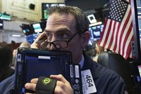 Chứng khoán Mỹ nhận trợ lực từ cuộc đua vào Nhà Trắng