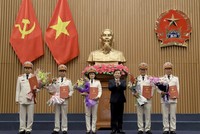 Viện trưởng Viện Kiểm sát nhân dân tối cao Lê Minh Trí trao quyết định của Chủ tịch nước bổ nhiệm Kiểm sát viên Viện Kiểm sát nhân dân tối cao.