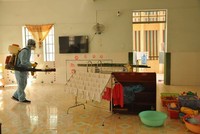 Phun xịt khử trùng tại các trường học. (Ảnh: TTXVN).