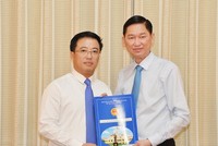 Ông Lê Huỳnh Minh Tú (trái) nhận quyết định bổ nhiệm giữ chức vụ Phó Giám đốc Sở Công thương TPHCM. Ảnh: Sài Gòn giải phóng online.