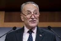 Thượng nghị sĩ Schumer phát biểu sau cuộc bỏ phiếu. Ảnh: AFP.