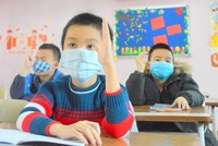 Học sinh trường Pascal, Hà Nội đeo khẩu trang trong lớp ngày 30/1. 