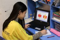 Học sinh lớp 5 trường Tiểu học Vinschool (Hà Nội) luyện tập toán qua bài tập trực tuyến tại nhà. (Ảnh: Thanh Tùng/TTXVN).