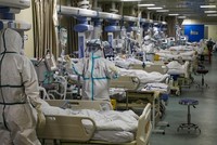 Nhân viên y tế làm việc tại phòng chăm sóc đặc biệt thuộc một bệnh viện được chỉ định điều trị dịch Covid-19 ở Vũ Hán ngày 6/2. Ảnh: Reuters.