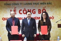 Ông Nguyễn Hoàng Anh trao quyết định cho ông Phạm Xuân Quế và bà Bùi Thị Thanh Tâm.