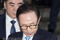 Cựu Tổng thống Hàn Quốc Lee Myung-bak (phía trước) rời Tòa án Quận trung tâm Seoul, ngày 15/3. (Nguồn: THX/ TTXVN).