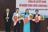 Ông Hồ Kỳ Minh, Phó Chủ tịch UBND TP Đà Nẵng trao các quyết định bổ nhiệm cán bộ.