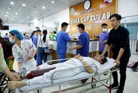 Bệnh nhân cấp cứu tại Bệnh viện Bạch Mai. (Ảnh: Dương Ngọc/TTXVN).