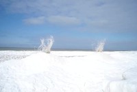 'Núi lửa băng' phun trào ven hồ nước