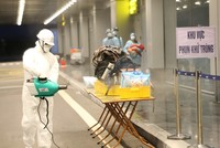 Phun hóa chất khử trùng hành lý của cho công dân Việt Nam trở về từ Vũ Hán (Trung Quốc). (Ảnh: Dương Giang/TTXVN).