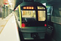 Đoàn tàu chạy trên tuyến Nanakuma ở thành phố Fukuoka. Ảnh: Nikkei.