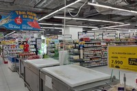 Khay bán tôm hùm và nơi bán thuỷ sản của một đại siêu thị tại Hà Nội trống trơn, hàng đưa ra không kịp bán đã hết.