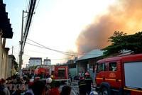 Hơn 100 cán bộ chiến sỹ triển khai chữa cháy. (Ảnh: Thành Chung/TTXVN).