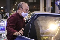 HLV Park Hang-seo đeo khẩu trang trở lại Hà Nội tối 23/2. 