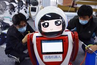 Trung Quốc đưa vào sử dụng robot khử trùng thế hệ đầu tiên tại công ty công nghệ Thanh Đảo, tỉnh Sơn Đông, Trung Quốc ngày 11/2/2020. (Ảnh: THX/TTXVN).