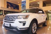Ford Explorer giảm sâu gần 300 triệu đồng. 