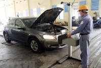 Đăng kiểm viên tiến hành kiểm định phương tiện đến đăng kiểm. (Ảnh: Hoàng Hùng/TTXVN).