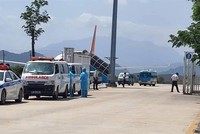 Xe chở hành khách cách ly trước cổng Sân bay Quốc tế Đà Nẵng. (Ảnh: Văn Dũng/TTXVN).