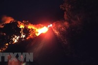 Hiện trường vụ cháy xe bồn chở xăng. (Ảnh: Hồng Điệp/TTXVN).