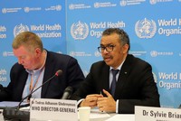 Tổng giám đốc WHO Tedros Adhanom Ghebreyesus (phải) phát biểu tại cuộc họp báo ở Geneva, Thụy Sĩ. (Ảnh: THX/TTXVN).