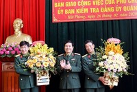 Thiếu tướng Bùi Công Chức chúc mừng Đại tá Đoàn Hoài Nam và Đại tá Lê Văn Duẩn.