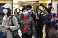 Hành khách đeo khẩu trang phòng tránh lây nhiễm COVID-19 tại một nhà ga ở Đài Bắc, Đài Loan. (Ảnh: AFP/TTXVN).