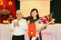 Bí thư Tỉnh ủy Bình Phước trao quyết định và chúc mừng tân Phó Bí thư Thường trực Tỉnh ủy Huỳnh Thị Hằng.