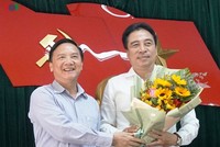 Ông Nguyễn Khắc Định, Bí thư Tỉnh ủy Khánh Hòa (trái) chúc mừng ông Nguyễn Khắc Toàn được bầu làm Phó Bí thư thường trực Tỉnh ủy. Ảnh: VOV.