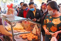 Người dân TP.HCM dậy sớm xếp hàng mua bánh mì thanh long ABC