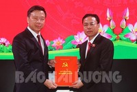 Ông Hoàng Quốc Thưởng (phải) nhận quyết định. Ảnh: Báo Hải Dương.
