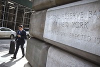 Các ngân hàng trung ương “mắc kẹt” với vòng xoáy nới lỏng của Fed