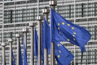 Bên ngoài cơ quan Liên minh châu Âu tại Brussels. (Nguồn: AP).