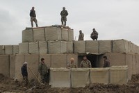 Lực lượng an ninh Afghanistan đứng gác tại một tiền đồn sau một cuộc tấn công của Taliban ở tỉnh Kunduz ngày 4/3. Ảnh: Reuters.