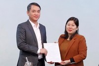 Thứ trưởng Nguyễn Thị Phương Hoa trao quyết định cho đồng chí Lê Vũ Tuấn Anh.