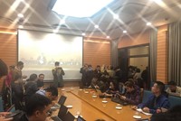 Rất đông phóng viên các cơ quan báo chí "trực chiến" tại phòng báo chí UBND TP. Hà Nội đêm 6/3 (Ảnh: Thu Trang).